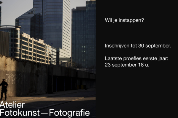 Wil je instappen ? Een stedelijke omgeving, een beeld gemaakt door Tom Broekmans