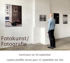 Man kijkt naar foto's door Marc Verbeek