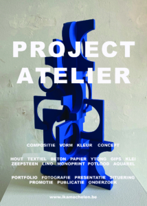 Blauwe abstracte sculptuur tegen een lichte muur met in witte hoofdletters de tekst "Projectatelier". Onderaan staan trefwoorden als compositie, vorm, kleur, concept, hout, textiel, beton, klei, fotografie, presentatie en onderzoek, samen met de website ikamechelen.be.