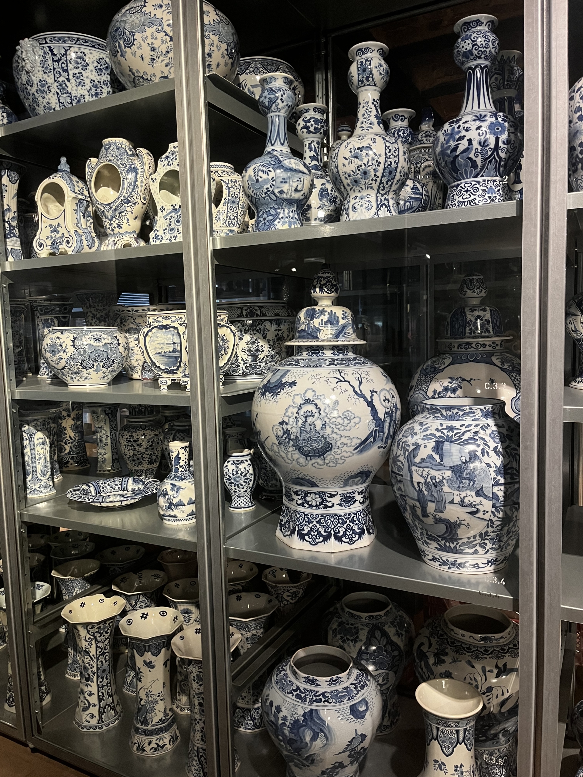 Detail van keramisch werk met glazuur en vormvariaties in Keramis.