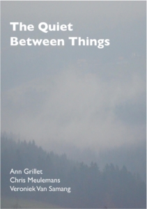 Affiche met mistig landschap en silhouet van bomen; titel “The Quiet Between Things” in grote witte letters, met onderaan de namen Ann Grillet, Chris Meulemans en Veroniek Van Samang.