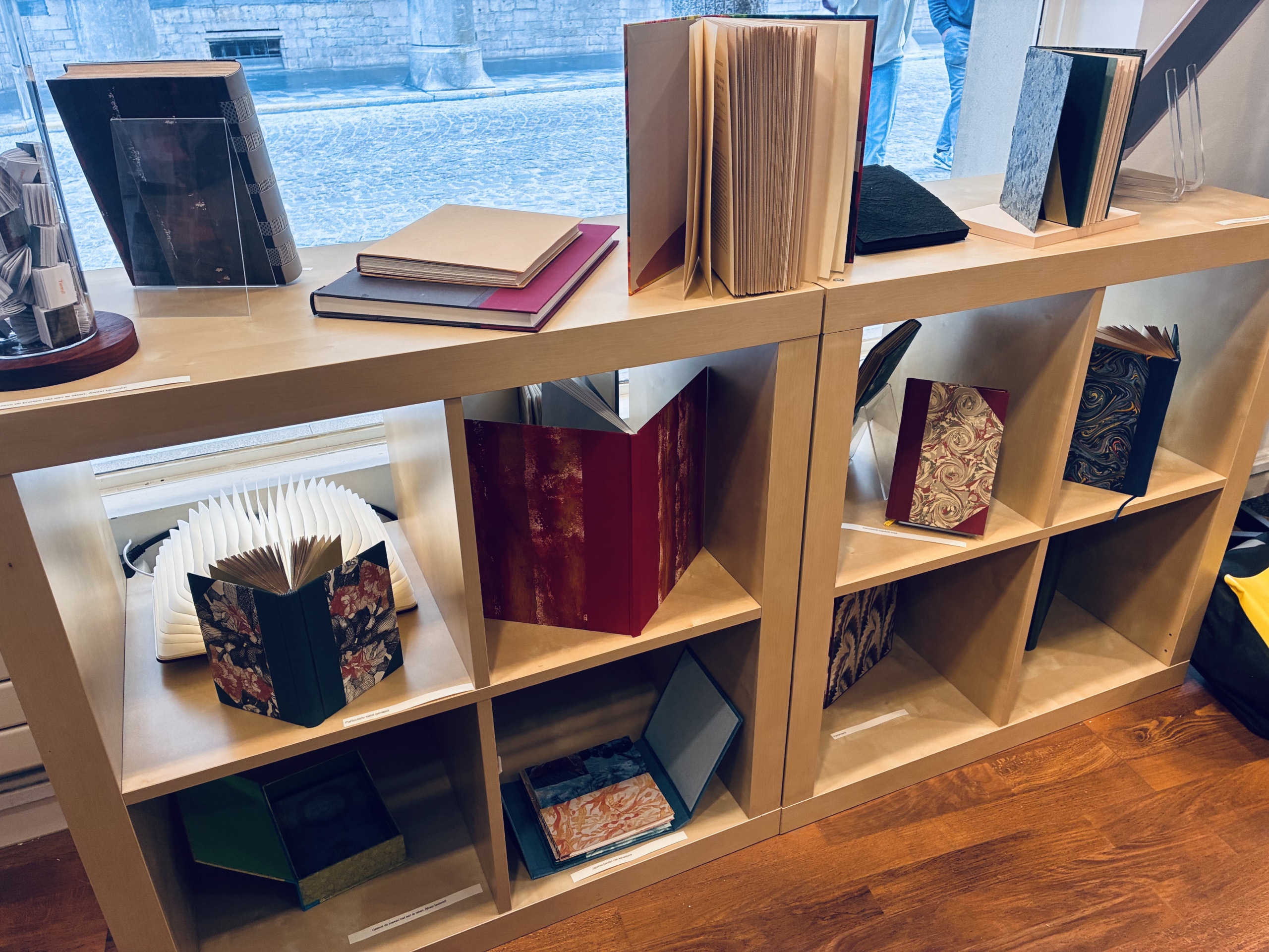 Detail handgemaakte boekbanden in de etalage van Boekhandel Salvator