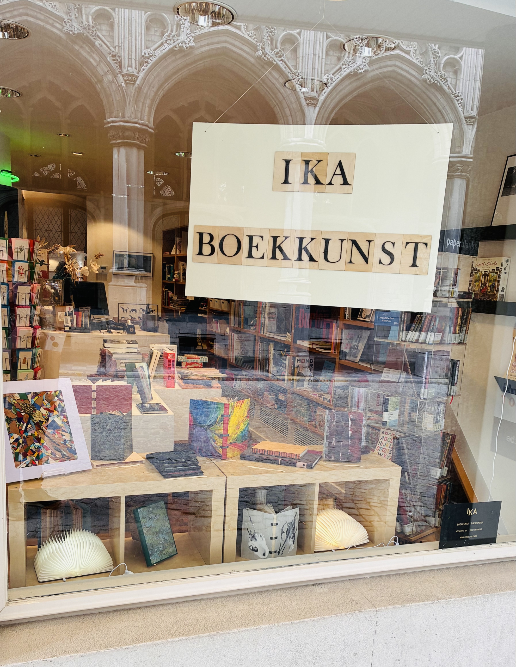 Mini-expo IKA Boekkunst bij Boekhandel Salvator, overzicht etalage