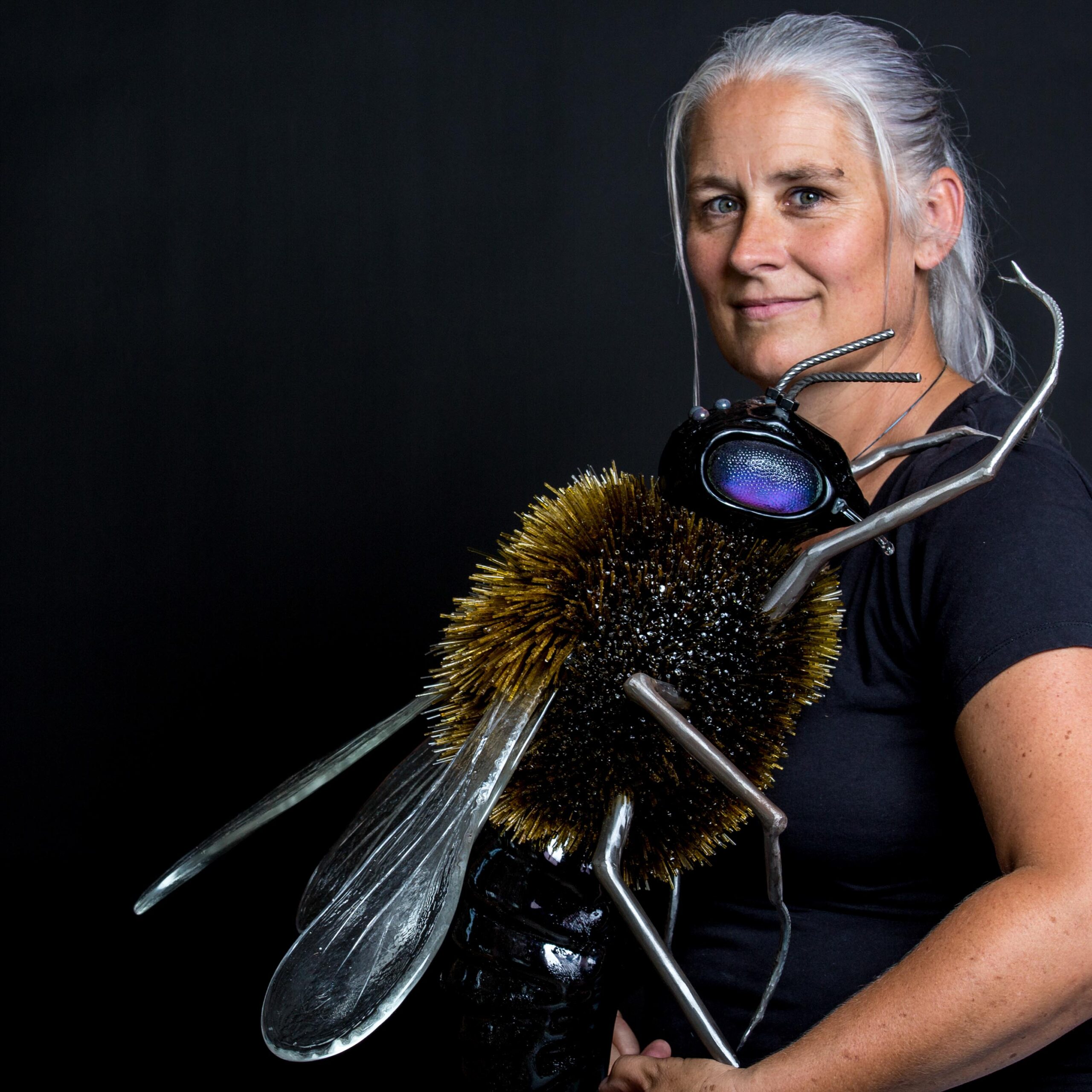 Patricia Overdam bij haar glaskunstwerk Be Bee