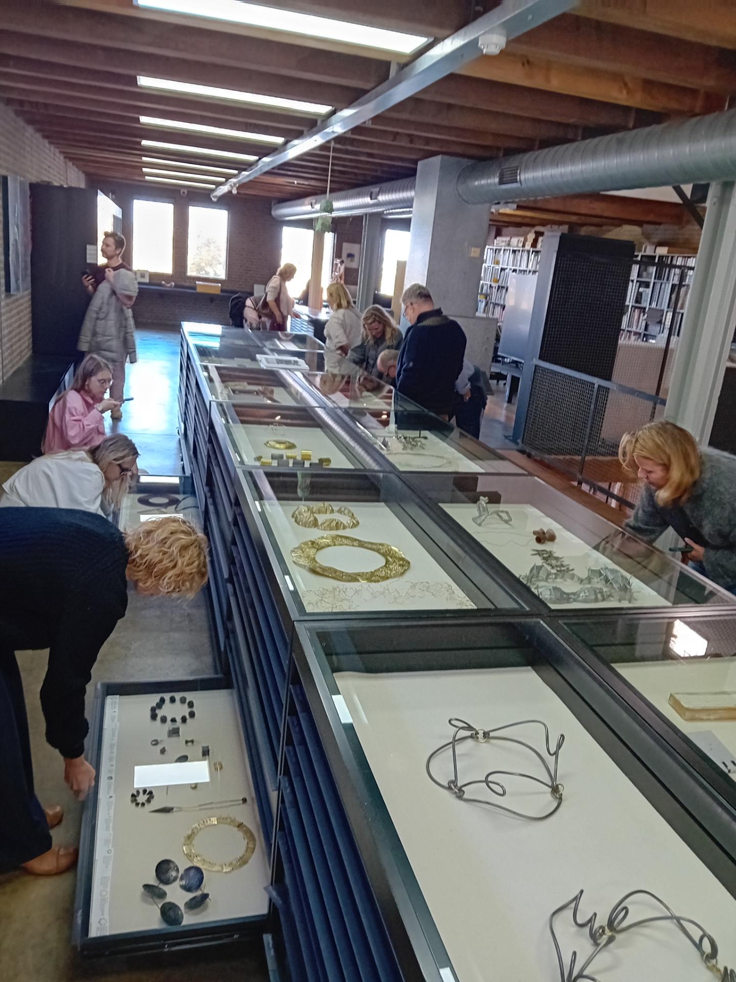 Artistiek onderzoek en juweelontwerp tijdens de tentoonstelling
